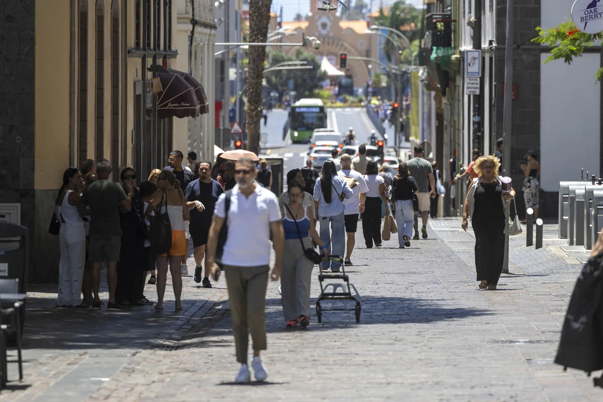 La población residente en Canarias ascendía a 1 de julio de 2026 a 2.277.705 personas, 757 más en comparación con el primer trimestre del presente año, lo que supone un incremento del 0,03%, el menor entre todas las comunidades autónomas en este periodo. EFE/Miguel Barreto