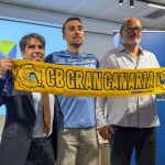 El Club Baloncesto Gran Canaria presentó este viernes a su nuevo jugador, el escolta estadounidense Joe Cremo. En la imagen, Cremo y el director deportivo del club grancanario, Francesc Solana (d), durante la presentación. EFE/ Pablo Herrera
