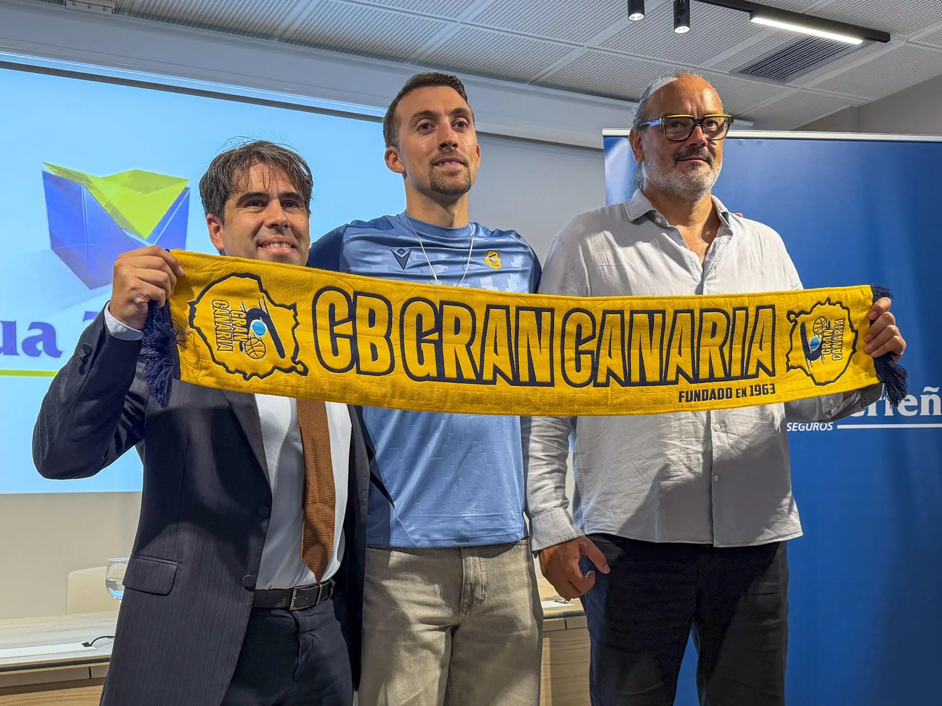 El Club Baloncesto Gran Canaria presentó este viernes a su nuevo jugador, el escolta estadounidense Joe Cremo. En la imagen, Cremo y el director deportivo del club grancanario, Francesc Solana (d), durante la presentación. EFE/ Pablo Herrera
