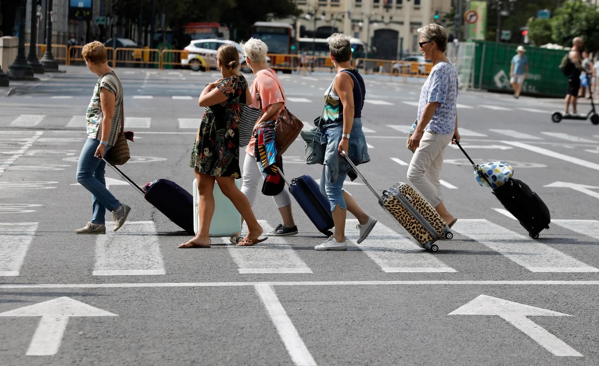 En la imagen, varias turistas arrastran sus maletas tras abandonar el hotel, en Valencia. Archivo/EFE/ Juan Carlos Cárdenas