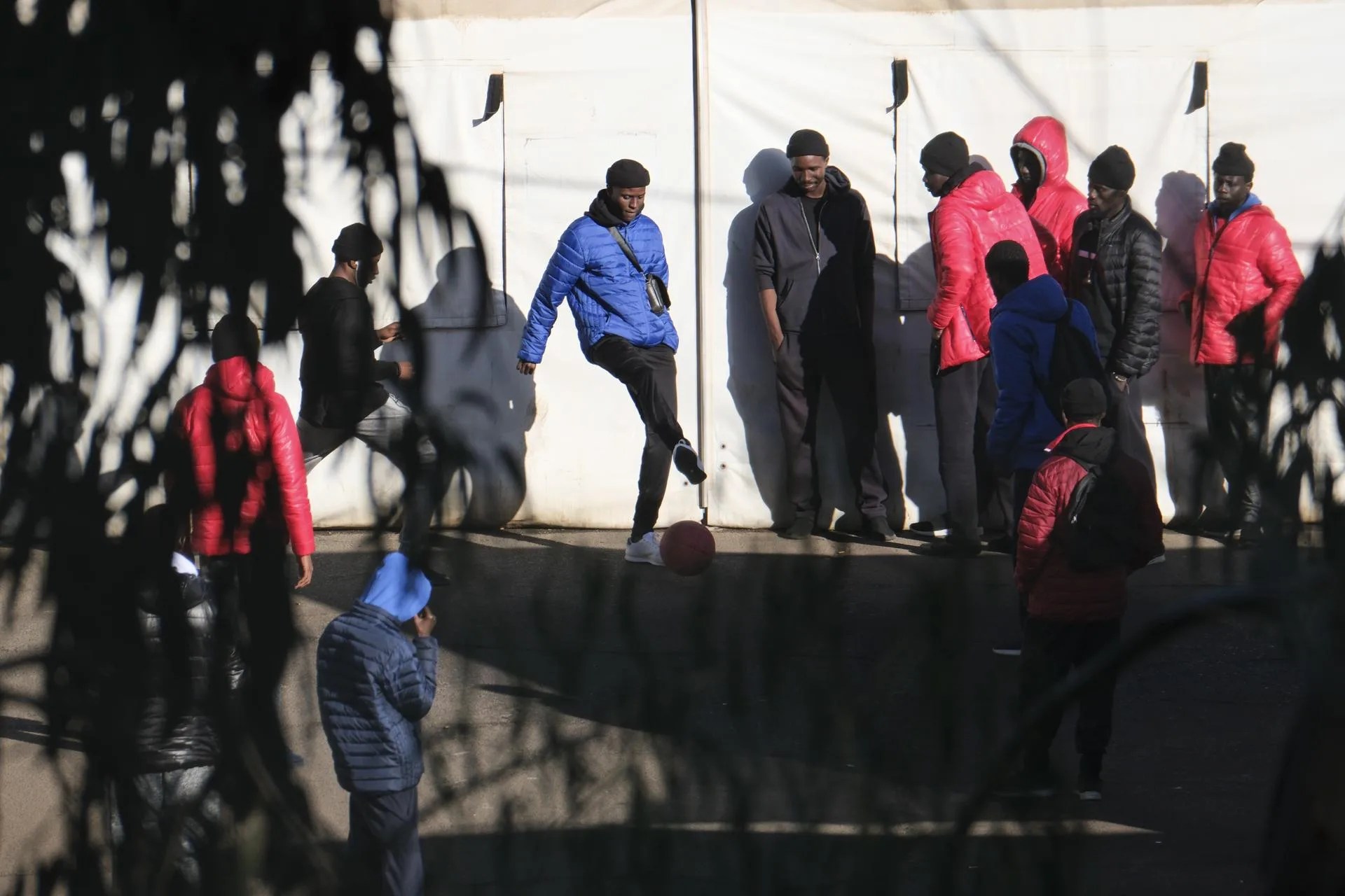 Imagen de archivo. Un grupo de jóvenes africanos llegados a Canarias en cayuco juega en diciembre de 2023 con una pelota en el centro de acogida para extranjeros de Las Raíces, en La Laguna (Tenerife). EFE/Alberto Valdés