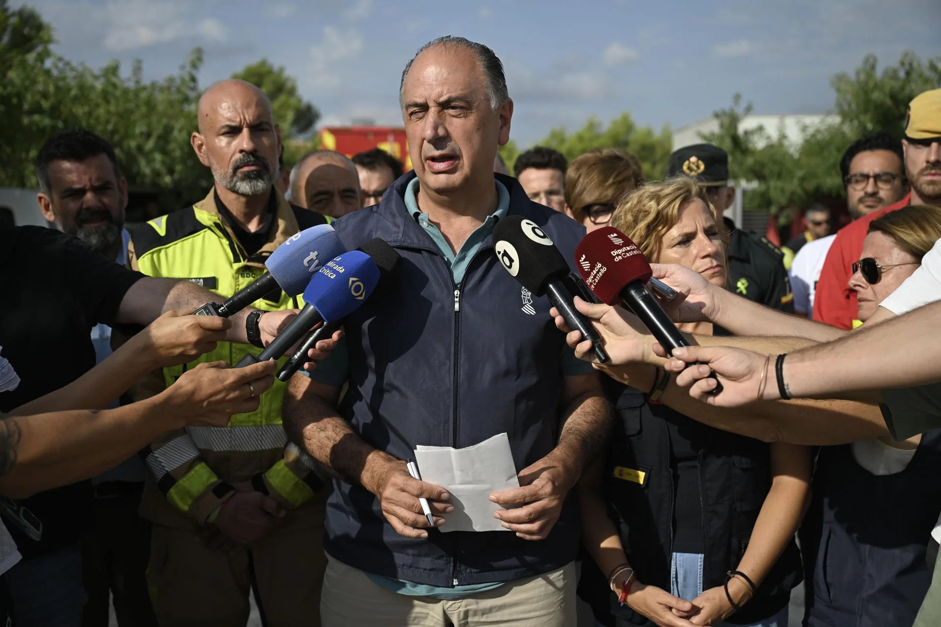 Los medios aéreos se reincorporan a la extinción del incendio forestal de Tírig (Castellón), declarado el pasado viernes a última hora de la tarde. En la imagen el conseller de Emergencia, Juan Carlos Valderrama, y la delegada del Gobierno, Pilar Bernabé, atienden a los medios de comunicación en el PMA. EFE/Andreu Esteban
