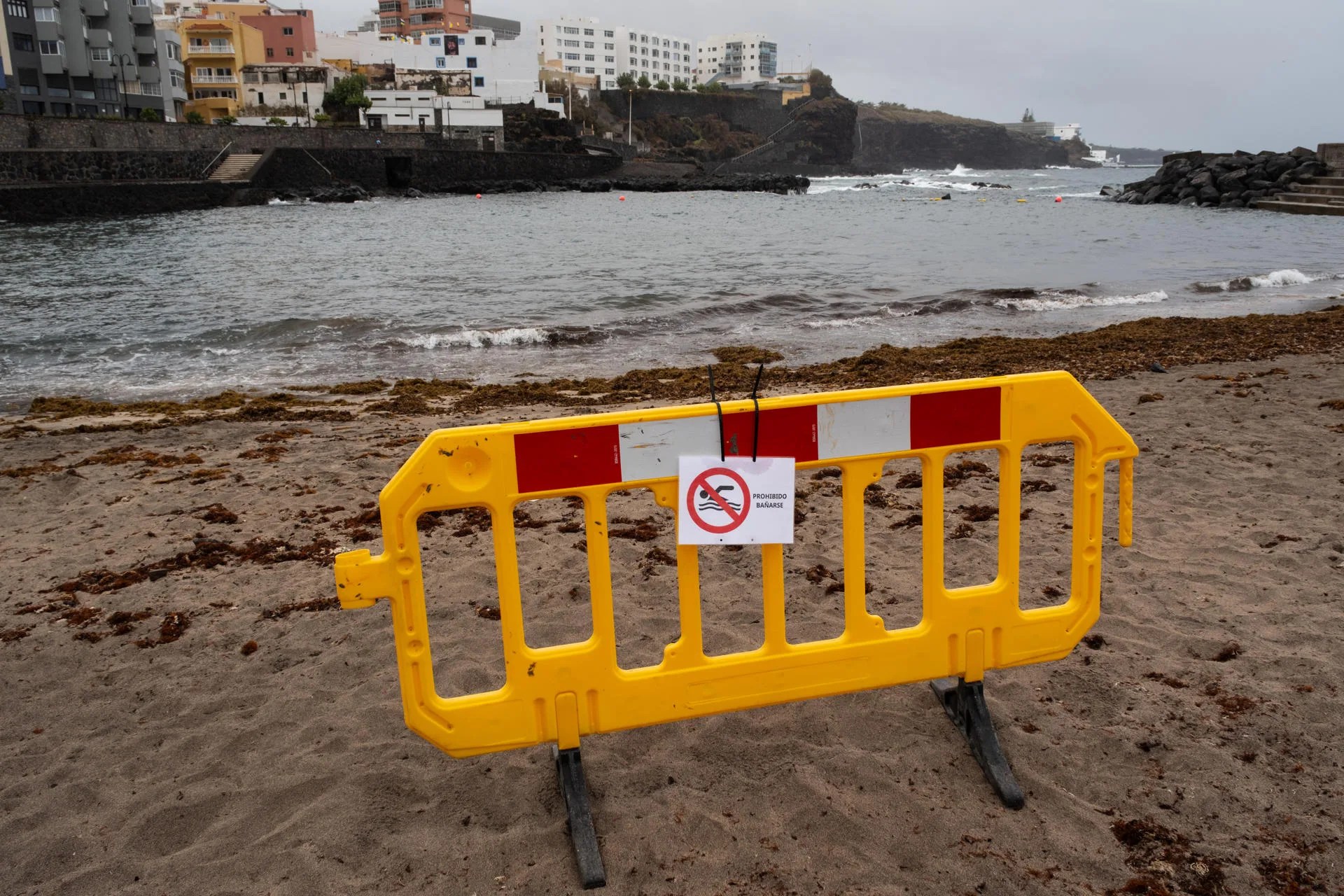 El Ayuntamiento de La Laguna ha cerrado durante 24 horas la playa de la localidad de Bajamar, después de que una inspección sanitaria detectara un episodio de contaminación por enterococos. En la imagen, la playa de Bajamar cerrada al público este jueves, antes de su reapertura tras los resultados favorables de la analítica realizada. EFE/Alberto Valdés