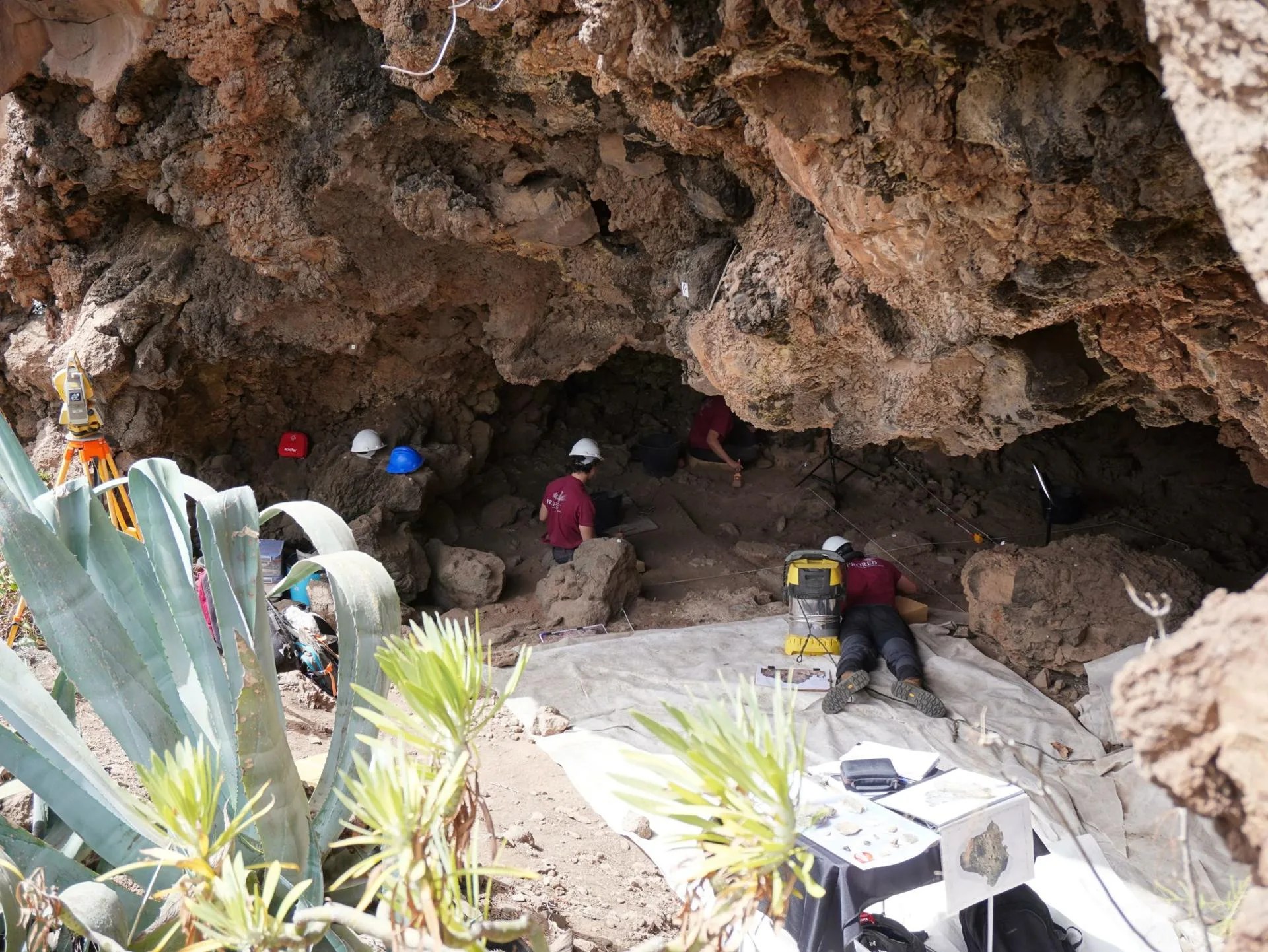 SOLO USO EDITORIAL.- Imagen cedida por el Gobierno de Canarias de la excavación en una cueva en el Barranco del Palmar, en Buenavista del Norte, cuyas dataciones del siglo XVI apuntan a que continuó siendo habitada por los guanches tras la colonización europea. GOBIERNO DE CANARIAS
