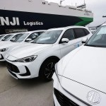 El grupo automovilístico SAIC descarga una remesa de 700 vehículos en el puerto de Ferrol.