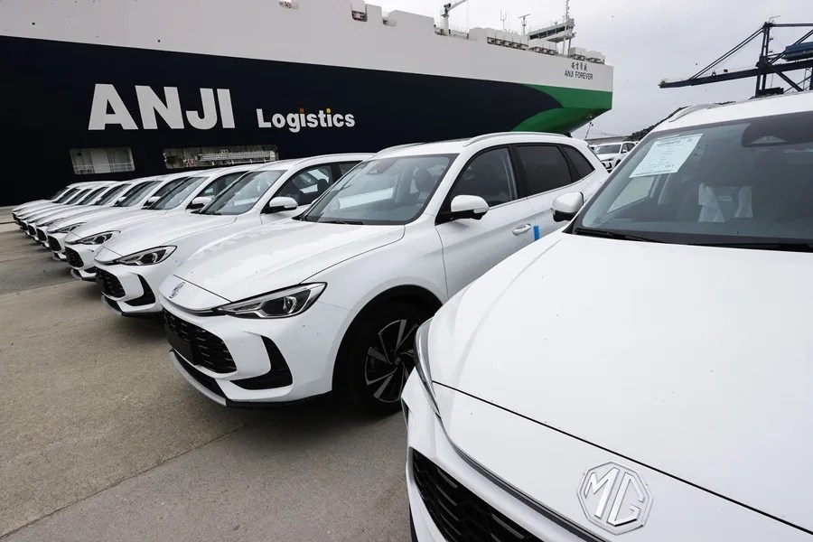 El grupo automovilístico SAIC descarga una remesa de 700 vehículos en el puerto de Ferrol.