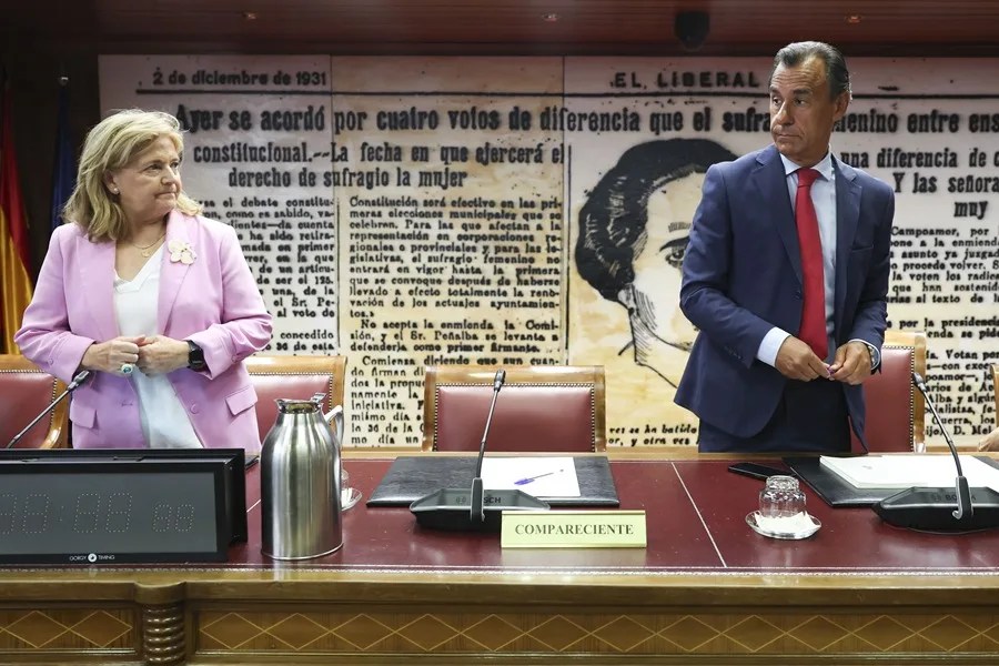 Fernando Martínez-Maillo (d), preside la Comisión de Interior del Senado de ayer.