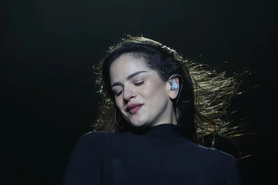 Entre cánticos y brillos, miles de seguidores esperan el debut de Rosalía en Argentina