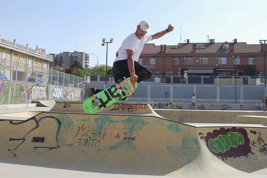 El 'skater' mostoleño Danny León, deportista olímpico en Tokio 2020 y en París 2024, aprovechó el eclipse solar en España para inmortalizarse haciendo un 'truco'.