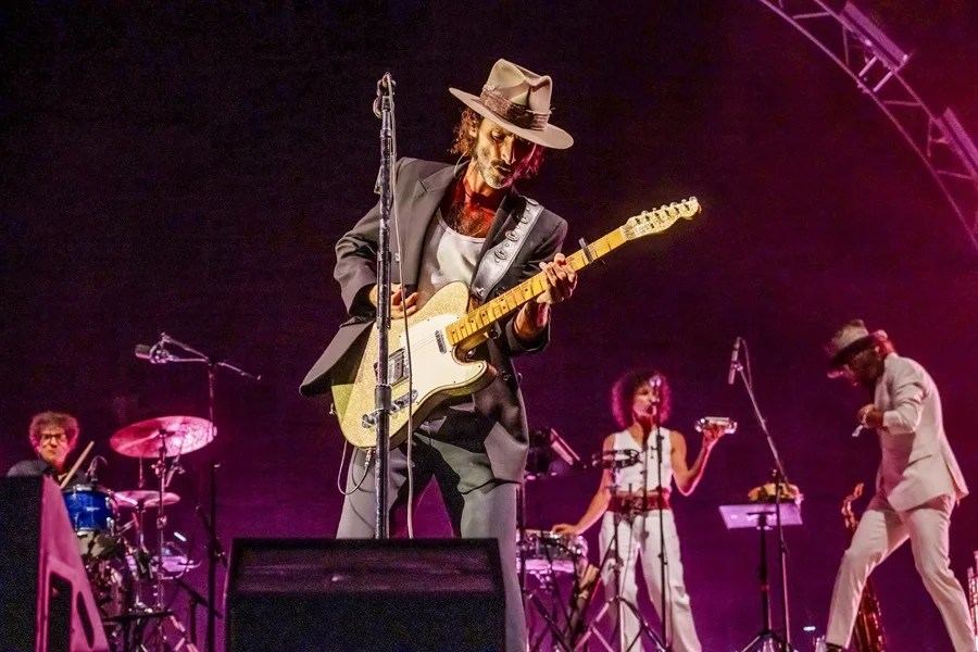 El cantautor Leiva durante su actuación en el festival Sonorama Ribera este sábado en Aranda de Duero (Burgos).