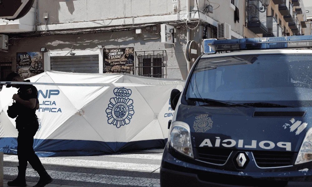 Agentes de Policía en el lugar donde un hombre de 62 años ha matado a un joven de 20 años en un local de València.