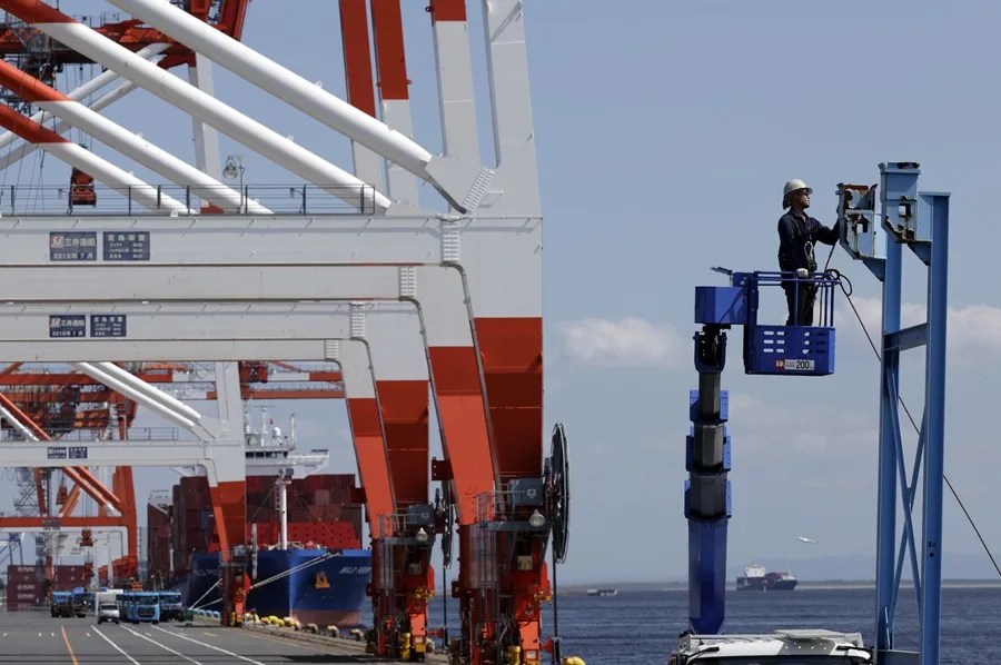 Trabajadores hoy en la terminal de contenedores del puerto de Tokio.