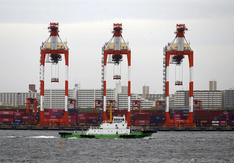Grúas en el puerto de Tokio.