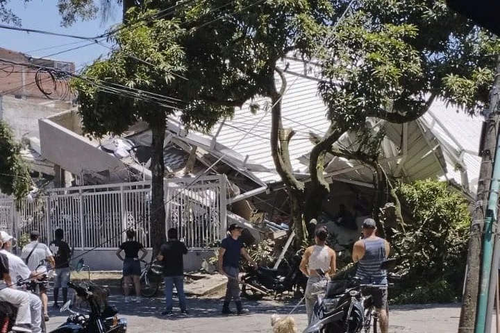 Vista de uno de los numerosos edificios destrozados por el terremoto en la ciudad de Cali