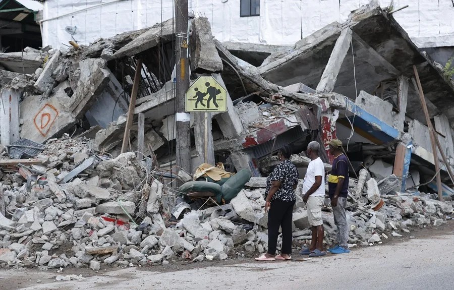 La ayuda humanitaria, incluida la del futbolista Jhon Arias, llega a las víctimas del terremoto