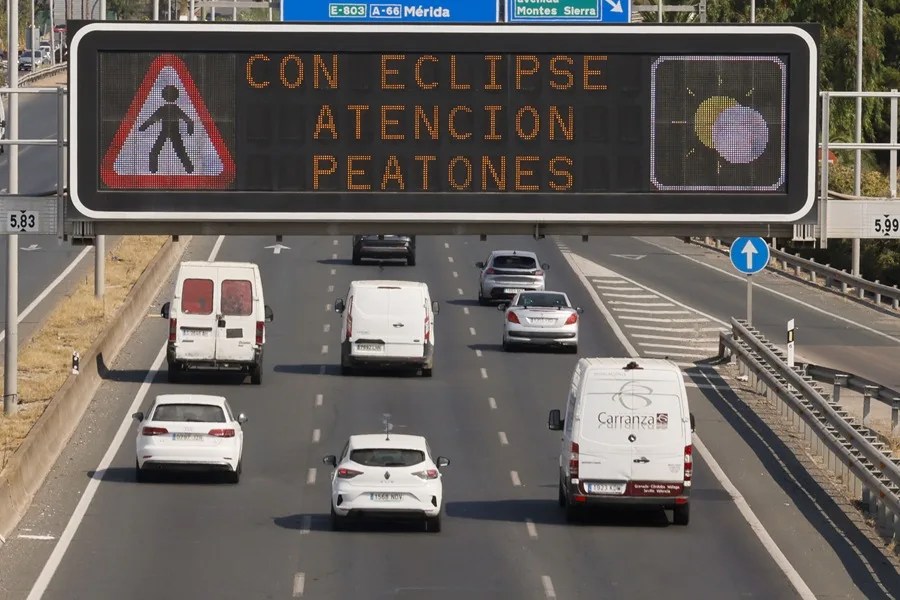 Cartel informativo del eclipse del próximo 12 de Agosto, instalado en la SE-30, en Sevilla.