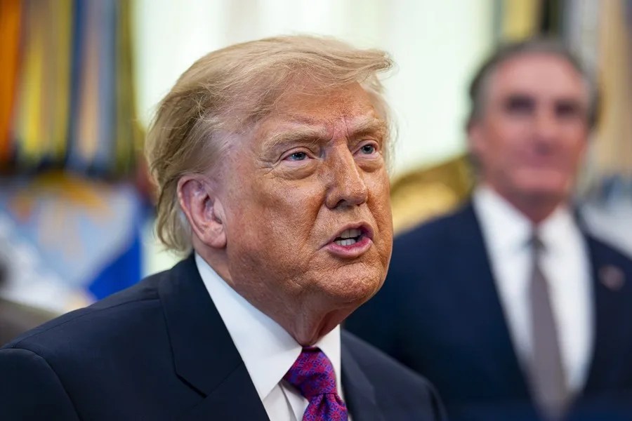 Trump publica un dibujo con Dolly Parton agarrada de su brazo