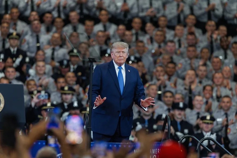 Trump dice que declarará el estrecho de Ormuz "territorio de Estados Unidos" tras "derrotar a Irán"
