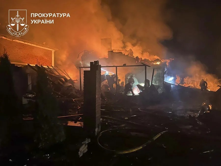 Una fotografía facilitada por la Fiscalía de Ucrania muestra el lugar de un ataque ruso nocturno contra un edificio privado en la aldea de Pukhivka, cerca de Kiev.