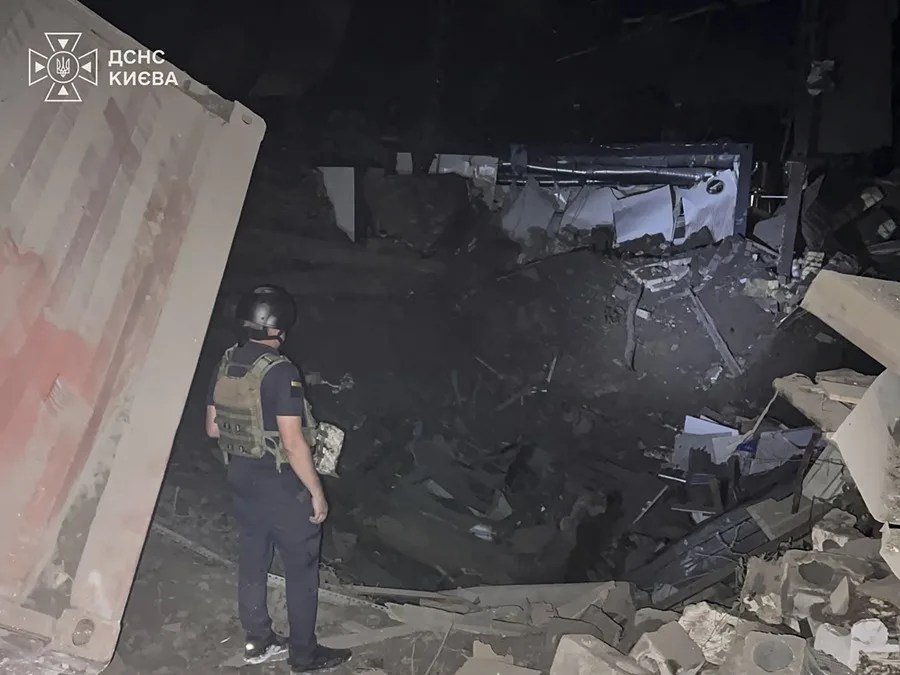 Una fotografía facilitada por el Servicio Estatal de Emergencias muestra un cráter tras el impacto de un misil balístico ruso cerca del hospital infantil en una zona residencial de Kiev.