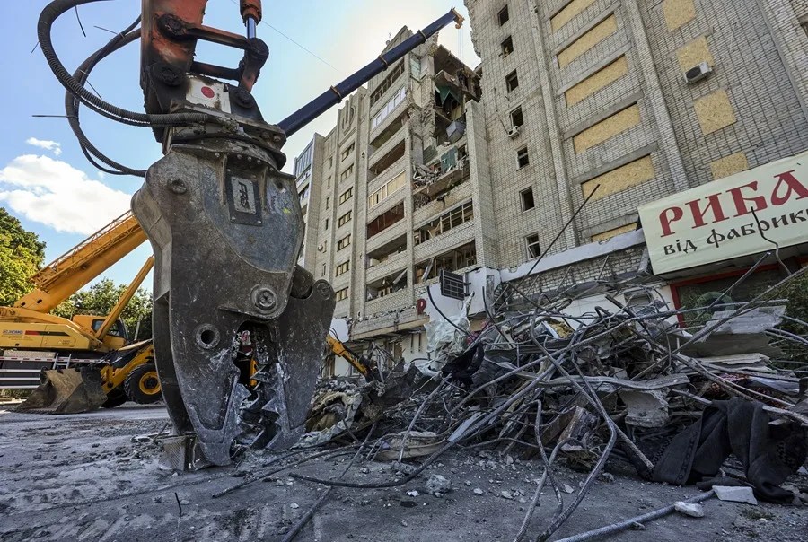 Equipos de rescate ucranianos continúan retirando escombros en un edificio residencial en Járkov.