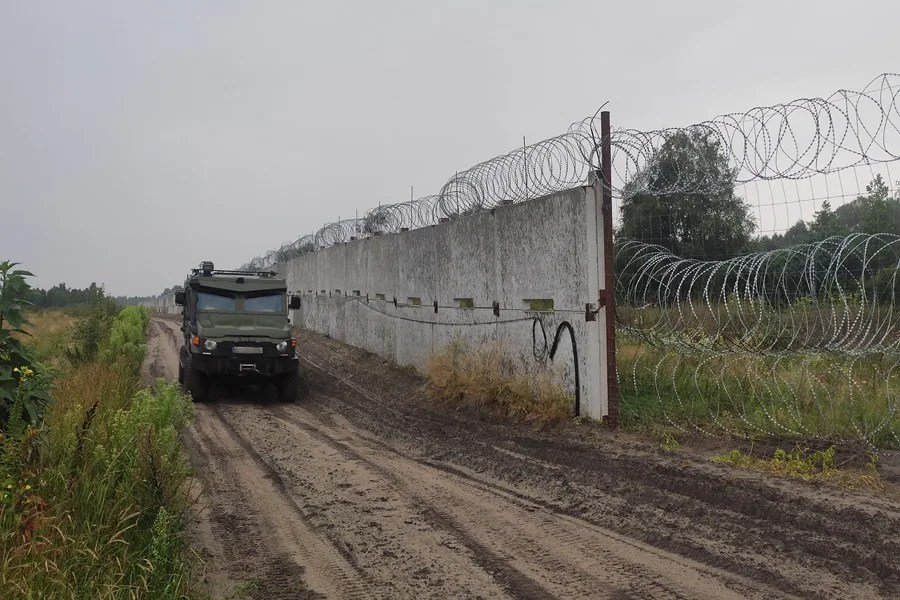 Tropas ucranianas patrulla la frontera entre Ucrania y Bielorrusia
