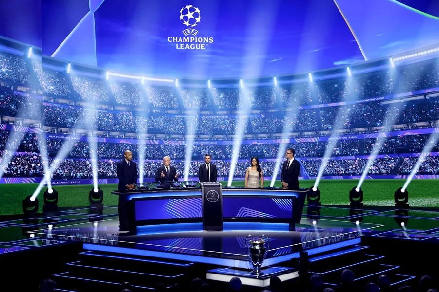 El secretario general adjunto de la UEFA, Giorgio Marchetti (2i), el exfutbolista francés Thierry Henry (i), David Villa (centro) y los presentadores Pedro Pinto y Reshmin Chowdhury, durante el sorteo de la fase de liga de la UEFA Champions League 2026/27.