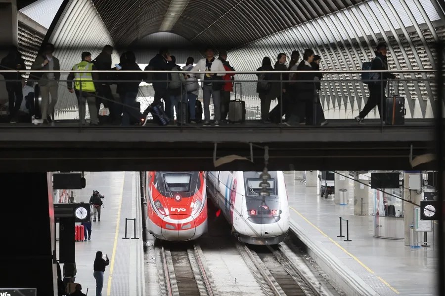Varios pasajeros en los andenes del AVE en la estación de Santa Justa en Sevilla.