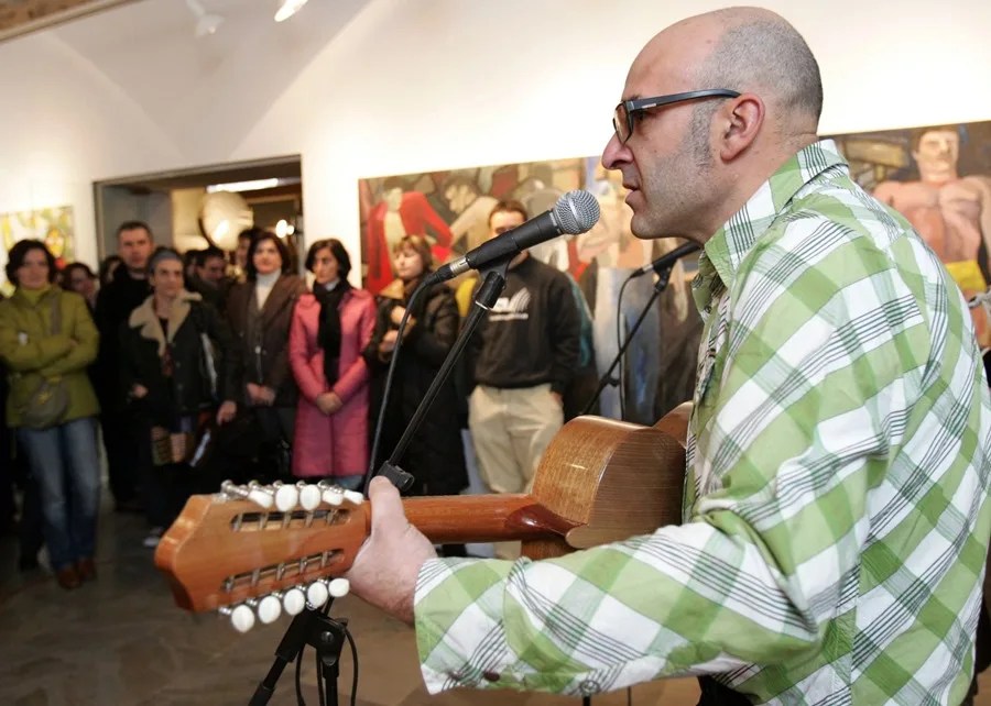 El artista Víctor "Coyote".
