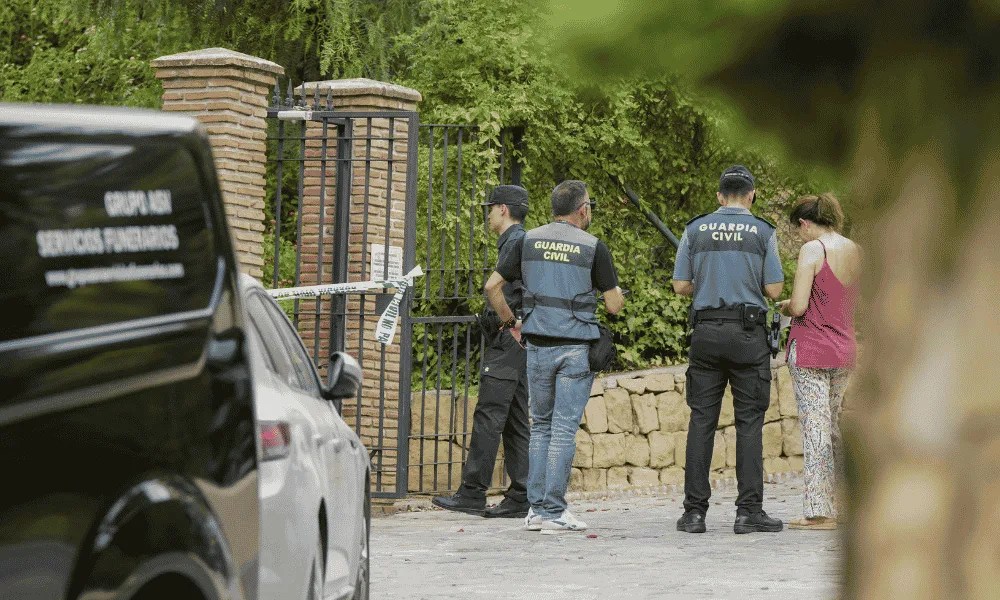 Agentes de la Guardia Civil y los servicios funerarios en Los Arqueros (Benahavís)