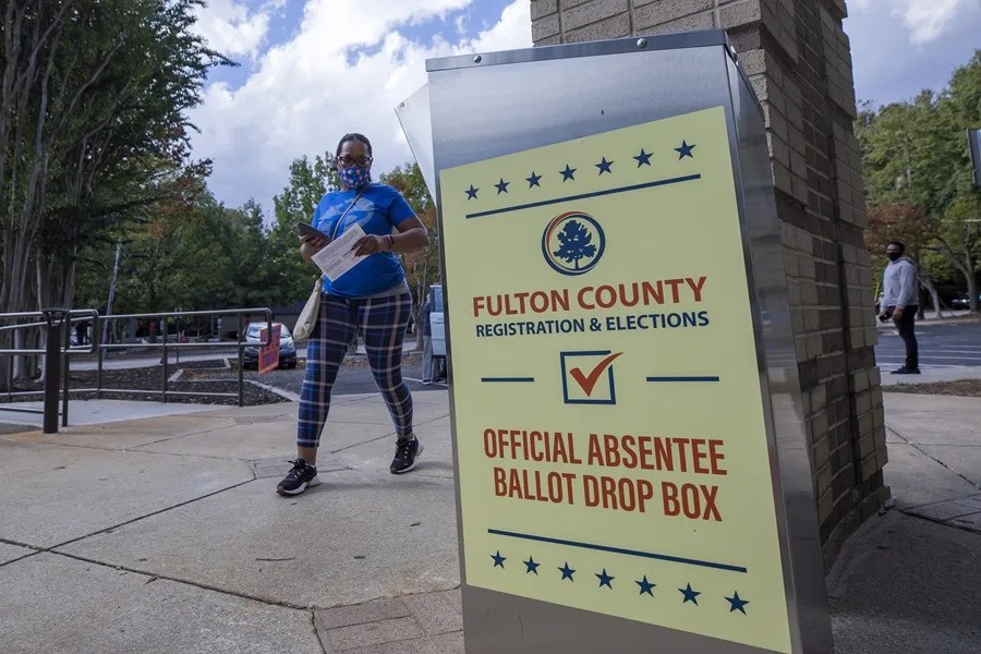 Una jueza federal desbloquea la aplicación de la orden de Trump para limitar el voto por correo