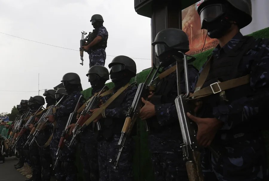 Combatientes hutíes montan guardia durante una protesta en Saná, Yemen.