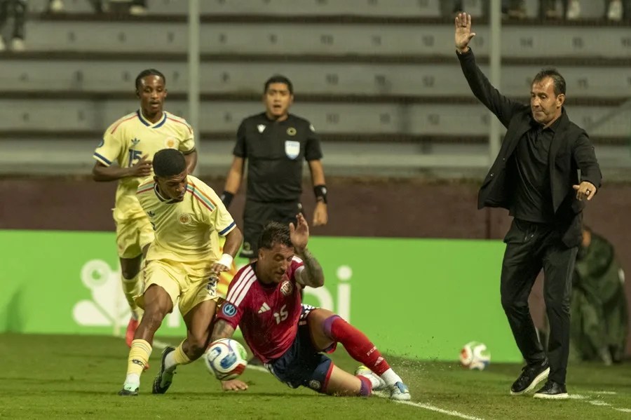 El argentino 'Bocha' Batista es destitudio y Bryan Ruiz asume interinamente en Costa Rica