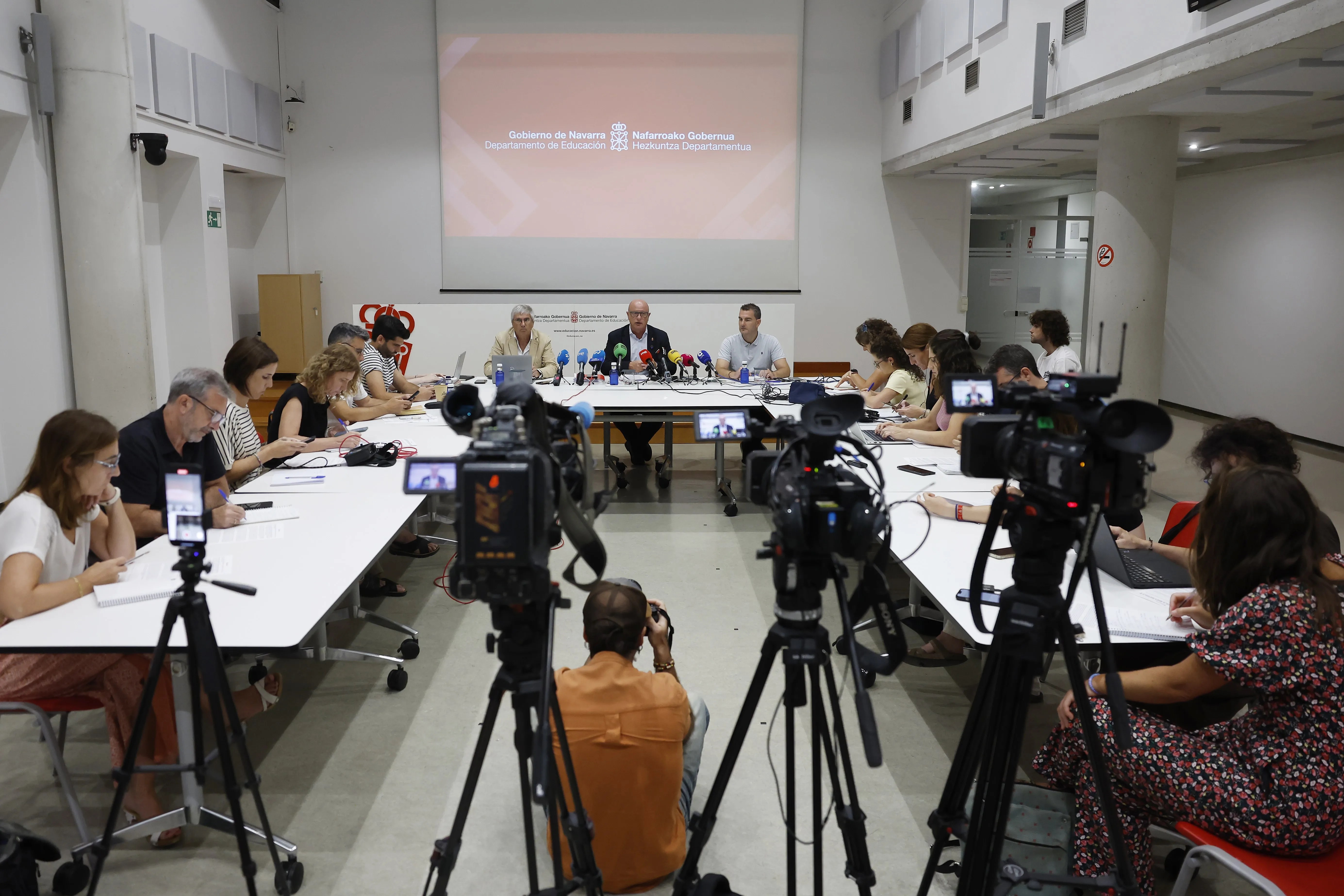Imagen del consejero de Educación, Carlos Gimeno, en la presentación del informe PISA 2025