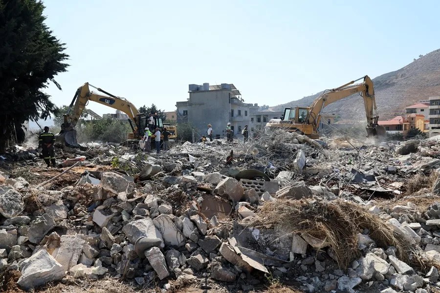 Rescatistas buscan supervivientes tras un ataque aéreo israelí contra un edificio en la localidad de Kfar Rumman, en el sur del Líbano.