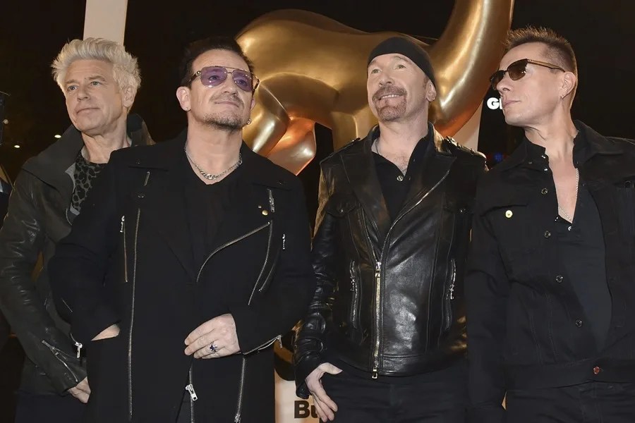 Los miembros del grupo irlandés U2 (i-d) Adam Clayton, Bono, The Edge y Larry Mullen Jr
