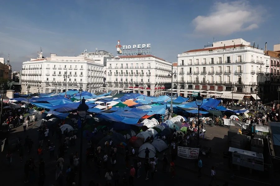Vista general del ambiente este martes en la Puerta del Sol, donde más de mil personas llevan acampadas ya tres noches.