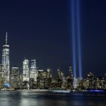 Con el One World Trade Center a la izquierda, se observa un homenaje lumínico desde Jersey City