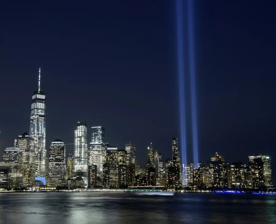 Con el One World Trade Center a la izquierda, se observa un homenaje lumínico desde Jersey City