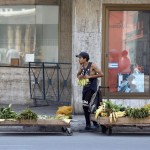 Una persona vende productos agrícolas en La Habana, Cuba.