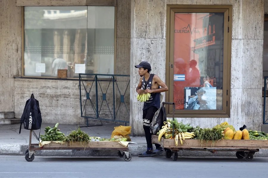 Una persona vende productos agrícolas en La Habana, Cuba.