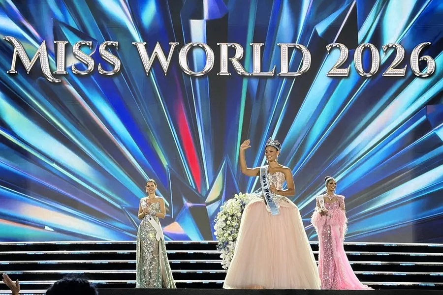 La profesora y locutora dominicana Joheirry Mola saluda tras coronarse Miss Mundo 2026.