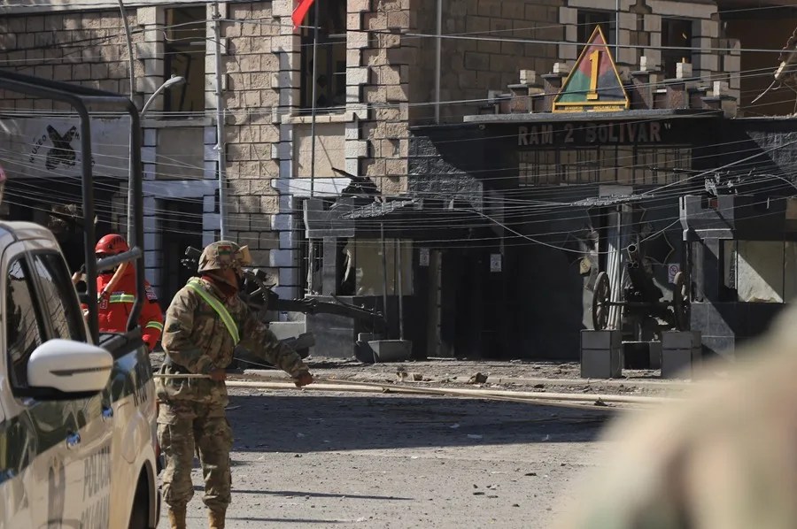 Integrantes de la Policía Militar de Bolivia custodian una calle afectada por una explosión el sábado, en Viacha (Bolivia).
