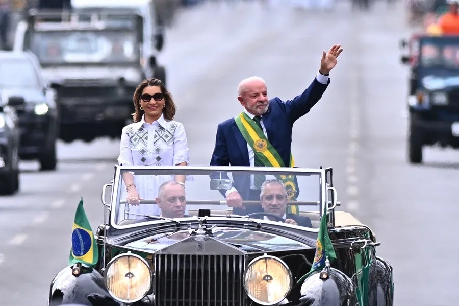 El presidente de Brasil, Luiz Inácio Lula da Silva (d) acompañado de la primera dama, Rosângela Lula da Silva, participan durante el desfile del Día de la Independencia.