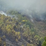 Imagen del trabajo de los medios de extinción en la alquería del Cerezal afectada por el incendio de la comarca cacereña de Las Hurdes. EFE/EDUARDO PALOMO