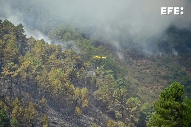Imagen del trabajo de los medios de extinción en la alquería del Cerezal afectada por el incendio de la comarca cacereña de Las Hurdes. EFE/EDUARDO PALOMO