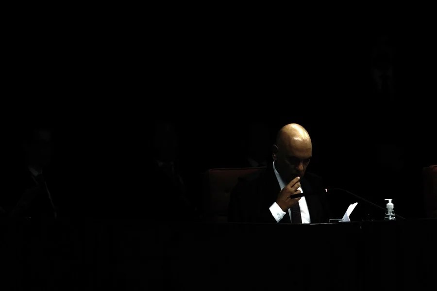 El juez brasileño Alexandre de Moraes dice que el pedido para investigarlo tiene motivos políticos