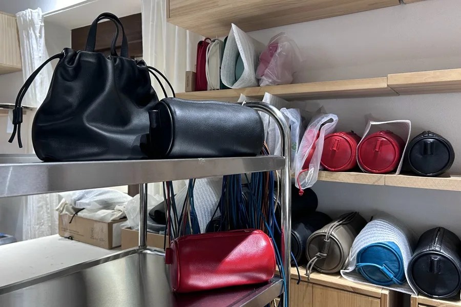 La 'marca feminista' de bolsos Labienhecha ha convertido sus diseños en un homenaje a abuelas y bisabuelas