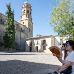 Dos mujeres se abanican en la una plaza de la ciudad de Baeza ante la catedral de la ciudad