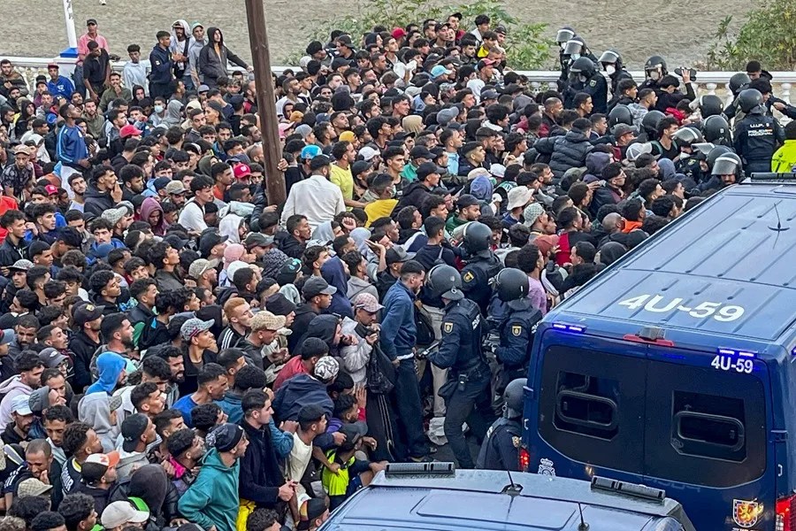 Traslado al puerto de Ceuta de los migrantes asentados en las playas